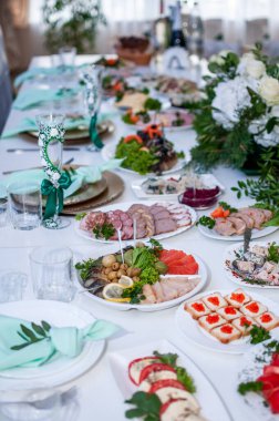 Tabaklar restoranda masanın üstünde.