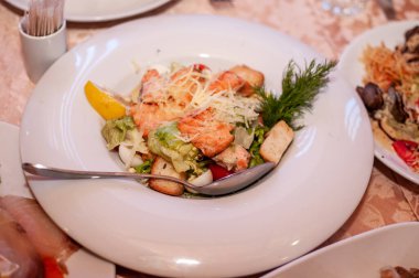 Somon salatası, kızarmış ekmek, yumurta ve marul.