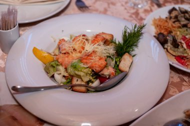 Somon salatası, kızarmış ekmek, yumurta ve marul.