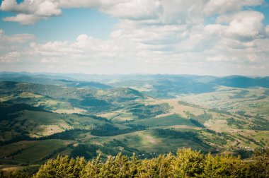 Yaz dağı manzarası, orman bulutları