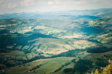 Yaz dağı manzarası, orman bulutları