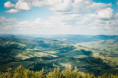 Yaz dağı manzarası, orman bulutları
