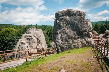 Karpatya dağlarındaki Tustan Kalesi 'nin kayalarının kalıntıları.
