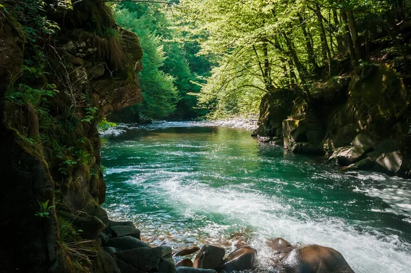 Голубая Лагуна Горная Река Среди Скал Лесу — стоковое фото