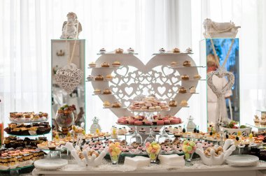 Düğün büfesinde tatlı kekler. Yemek servisi.