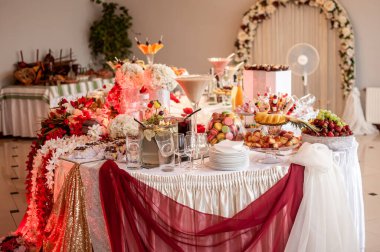 Düğün büfesinde tatlı kekler. Yemek servisi.