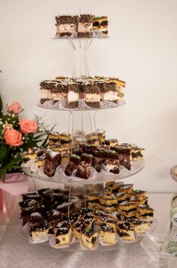 Düğün büfesinde tatlı kekler. Yemek servisi.