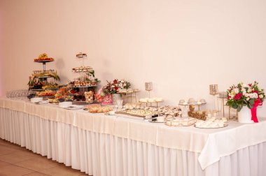 Düğün büfesinde tatlı kekler. Yemek servisi.