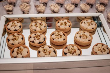 Düğün büfesinde tatlı kekler. Yemek servisi.