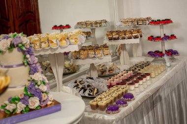 Düğün büfesinde tatlı kekler. Yemek servisi.