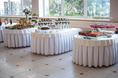 Düğün büfesinde tatlı kekler. Yemek servisi.