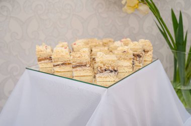 Düğün büfesinde tatlı kekler. Yemek servisi.