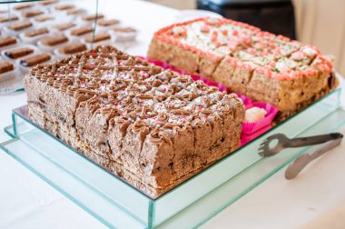 Düğün büfesinde tatlı kekler. Yemek servisi.