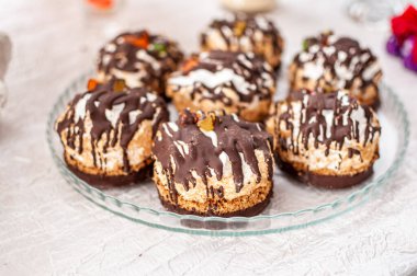 Düğün büfesinde tatlı kekler. Yemek servisi.