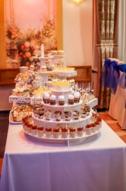 Düğün büfesinde fincanlarda tatlı kekler. Çikolata servisi.