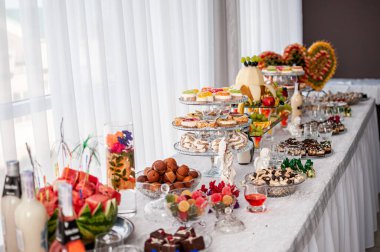 Düğün büfesinde fincanlarda tatlı kekler. Çikolata servisi.