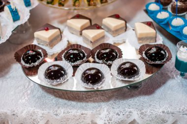 Düğünde tatlı kekleri olan bir çikolata.