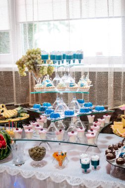 Düğünde tatlı kekleri olan bir çikolata.