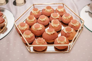 Düğünde tatlı kekleri olan bir çikolata.