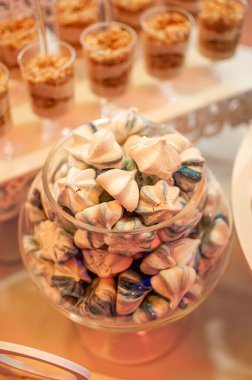 Düğünde tatlı kekleri olan bir çikolata.