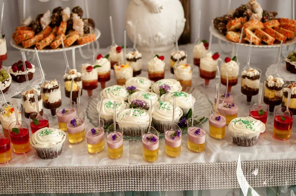 Сладкие Пирожные Свадебном Буфете Кейтеринг — стоковое фото