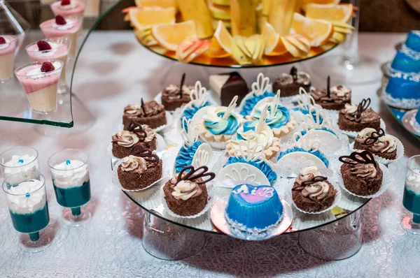 Schokoriegel Mit Süßen Kuchen Auf Einer Hochzeit — Stockfoto