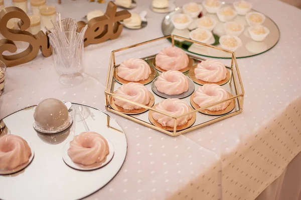 在婚礼上有甜蛋糕的糖果吧 — 图库照片