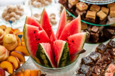 Düğün büfesinde karpuz