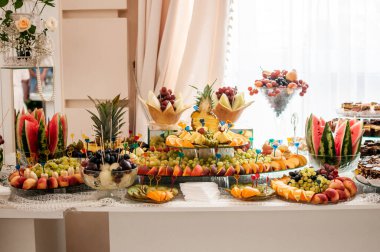 Düğün büfesinde meyve dilimleme