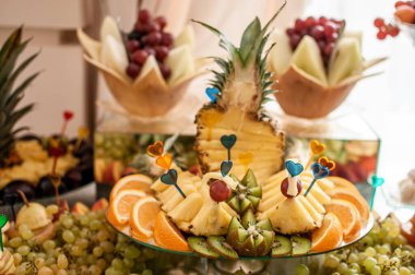 Düğün büfesinde meyve dilimleme