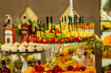 Düğün büfesinde meyve dilimleme