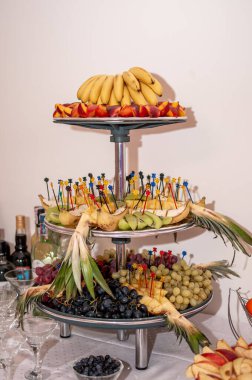 Düğün büfesinde meyve dilimleme