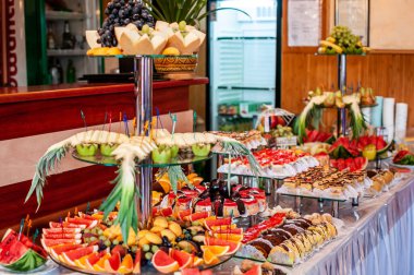 Düğün büfesinde meyve dilimleme