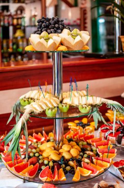 Düğün büfesinde meyve dilimleme