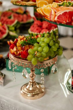 Düğün büfesinde meyve dilimleme