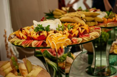 Düğün büfesinde meyve dilimleme