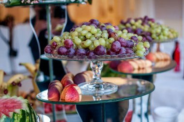 Düğün büfesinde meyve dilimleme