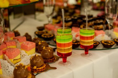 Düğün büfesinde meyve dilimleme