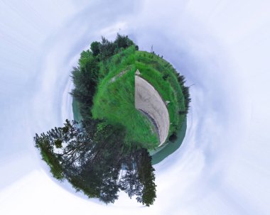 İzleri ve mavi gökyüzü olan dairesel orman manzarası