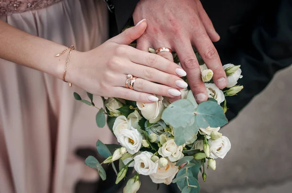 Gelinin Damadın Elleri Bukette — Stok fotoğraf