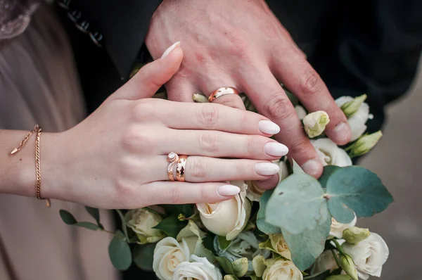 Руки Жениха Невесты Букете — стоковое фото
