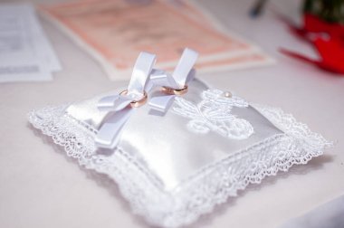 Yüzükler için yastıktaki alyanslar