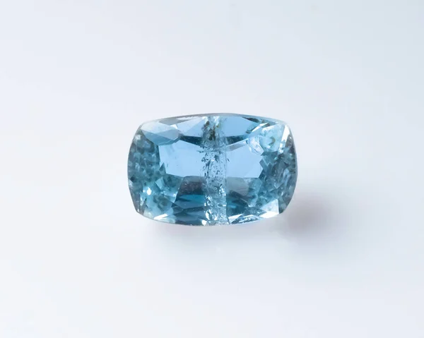 Aquamarine Bleue Facettes Naturelles Sur Fond Blanc — Photo