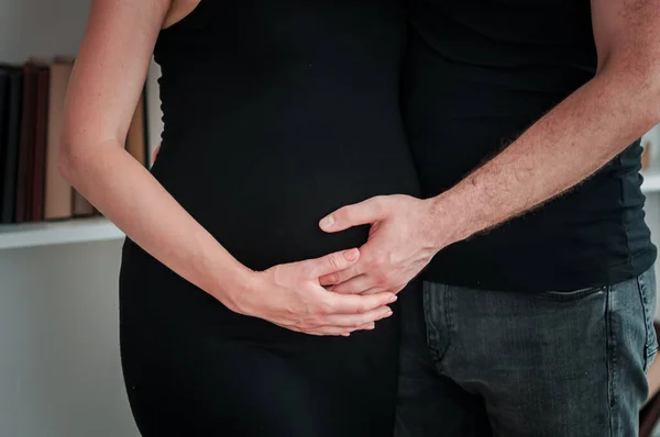 Mani di uomo e donna sulla pancia incinta — Foto Stock