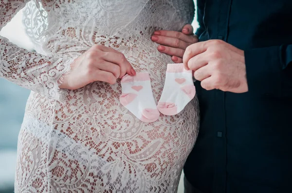Kadın Erkek Ellerinde Küçük Bebek Çorapları Tutuyorlar Hamile Karnında — Stok fotoğraf