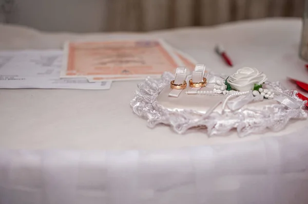 Anéis de casamento numa banca. cerimónia de casamento — Fotografia de Stock