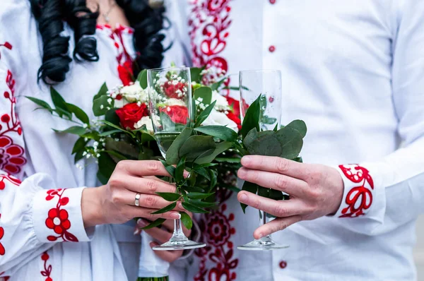 Recém Casados Realizar Buquê Casamento Rosas Copos Champanhe — Fotografia de Stock