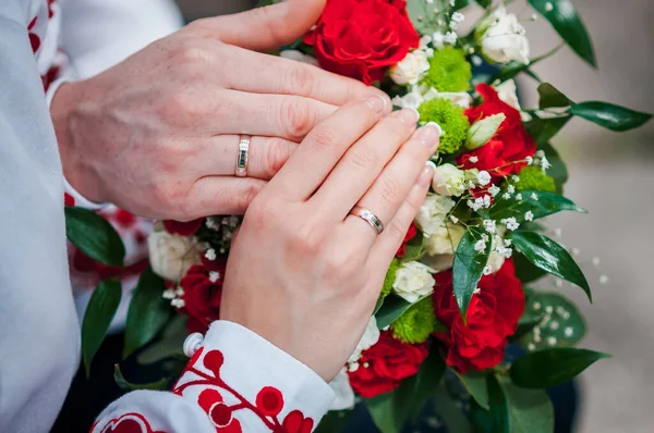 Mãos Recém Casados Com Anéis Casamento Buquê Casamento — Fotografia de Stock