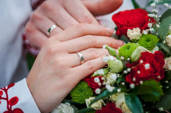 Hands Newlyweds Wedding Rings Wedding Bouquet — Stock Photo, Image