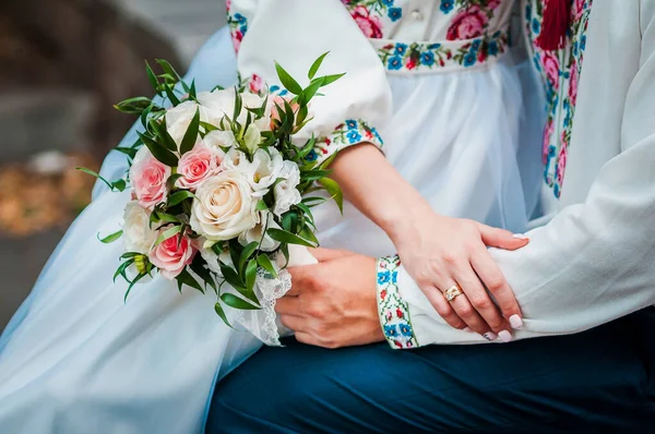 Brautstrauß in den Händen des Bräutigams von weißen und rosa Rosen — Stockfoto